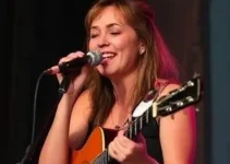 Christiana Lobo comemora 15 anos de carreira com show intimista em BH