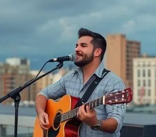 show Eduardo Costa no Rooftop do Shopping do Avião